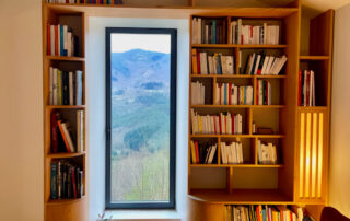 Bibliothèque en bois massif