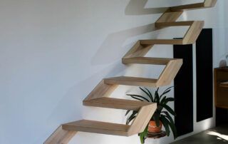 Escalier suspendu sur mesure bois massif